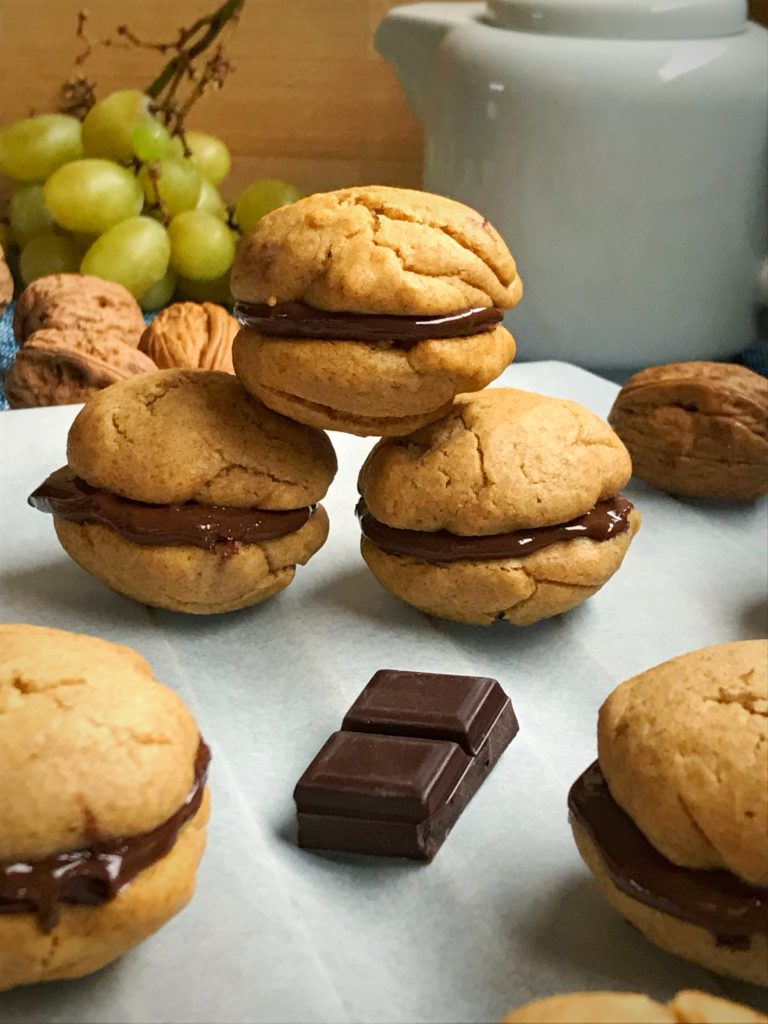 Lire la suite à propos de l’article Biscuits moelleux fourrés au chocolat