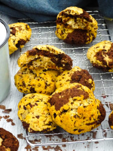 Lire la suite à propos de l’article Cookies marbrés sans beurre ni sucre raffiné